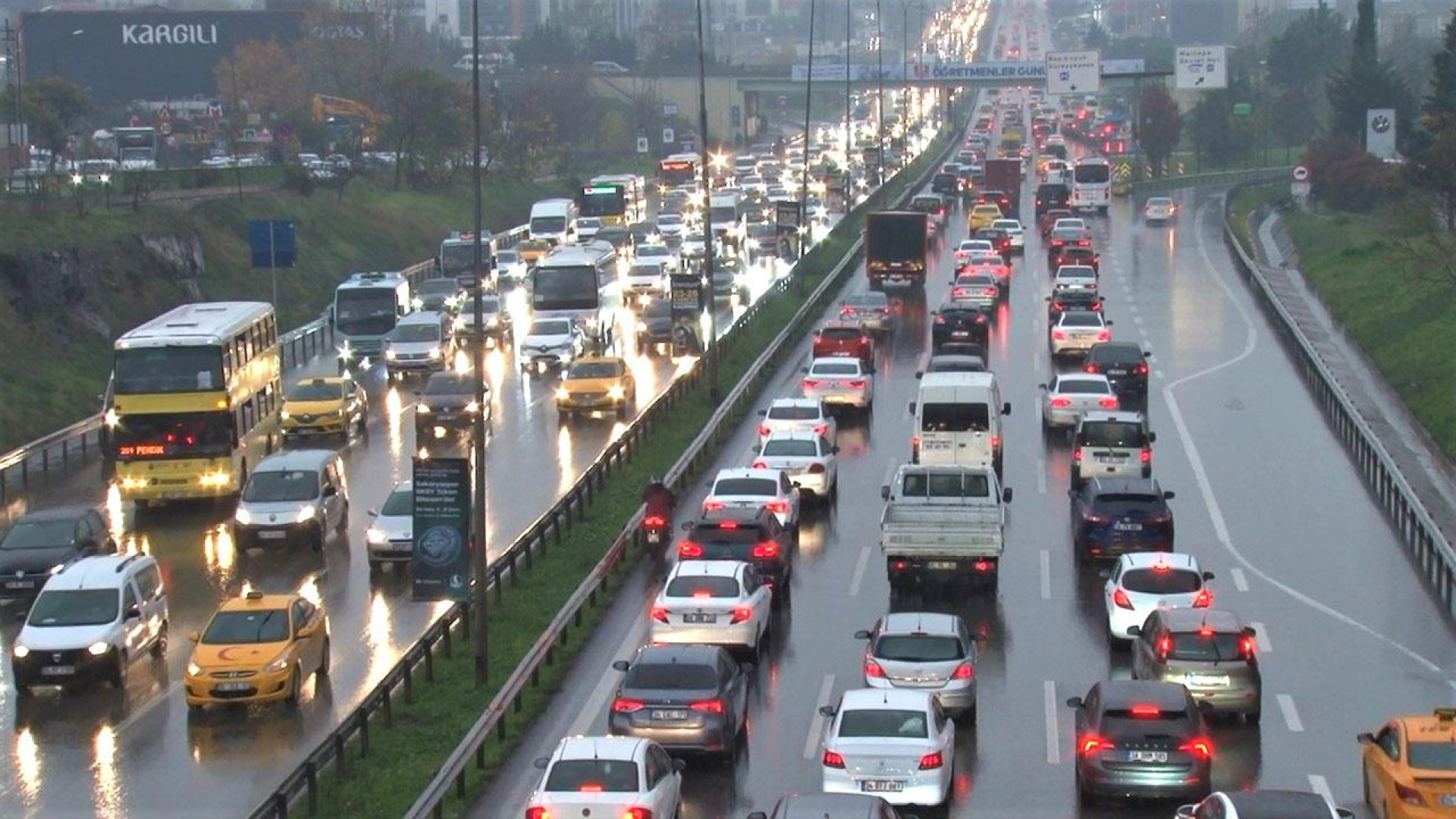 İstanbul'da yağış trafiği yüzde 87'ye çıkardı