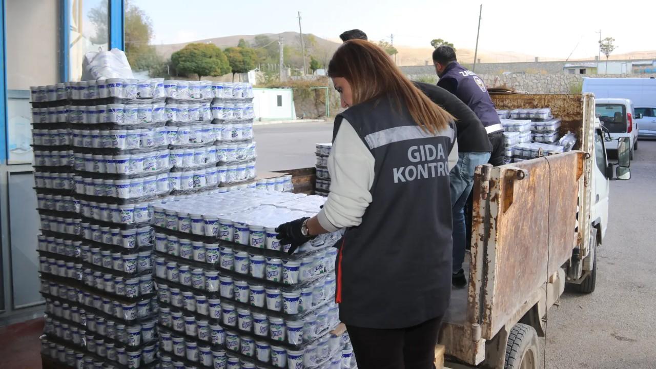 Van Edremit'te son kullanma tarihi geçen 860 koli ayran imha edildi
