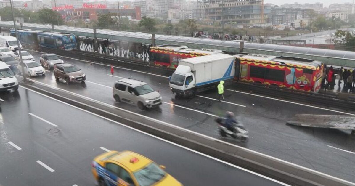 İstanbul E-5 Haramidere'de kamyonet kazası trafiği durdurdu