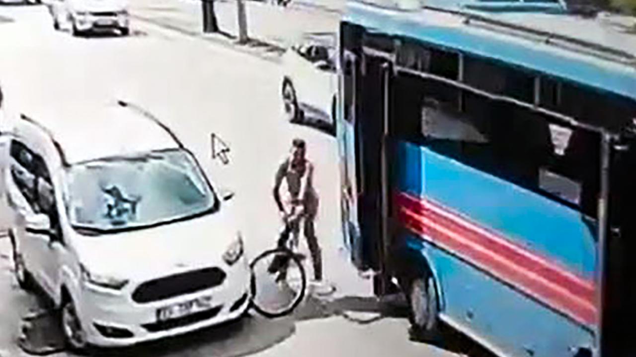 Adana'da otobüs kapısı bisikletliye çarptı, şoför durmadı