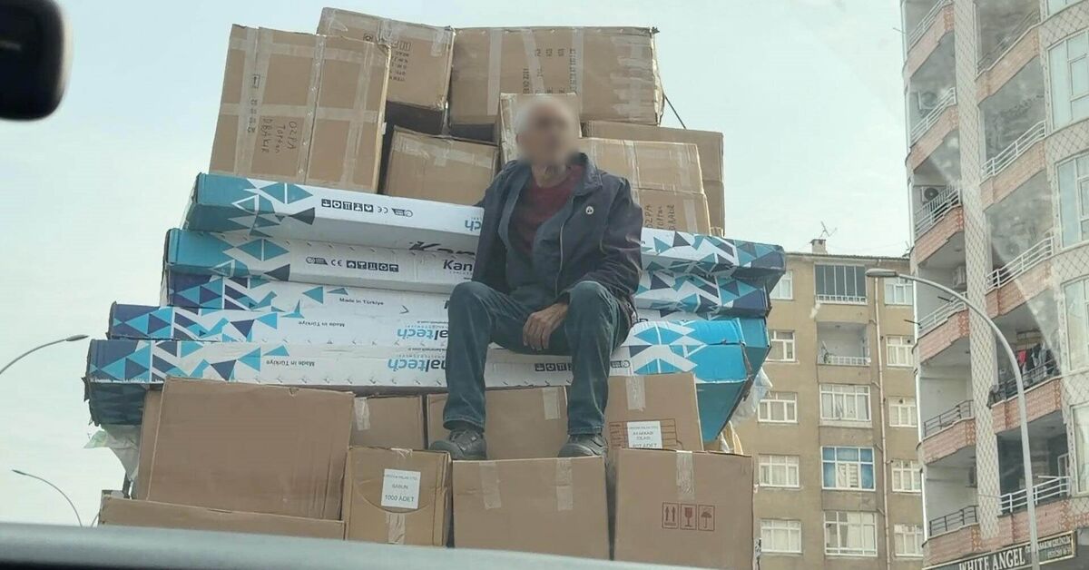 Diyarbakır'da kamyonet kasasındaki kolilerde tehlikeli yolculuk
