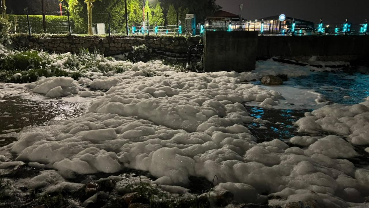 Kocaeli İzmit'te Sağanak Sonrası Kanalda Köpük Oluştu