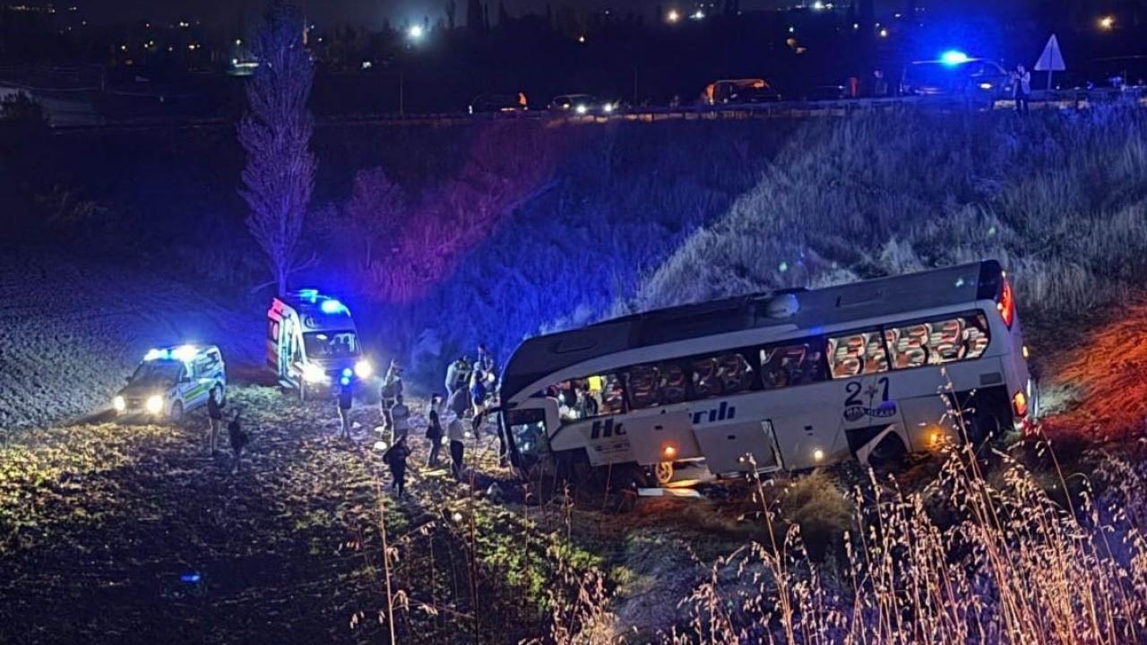 Amasya Merzifon'da yolcu otobüsü şarampole uçtu: 24 yaralı