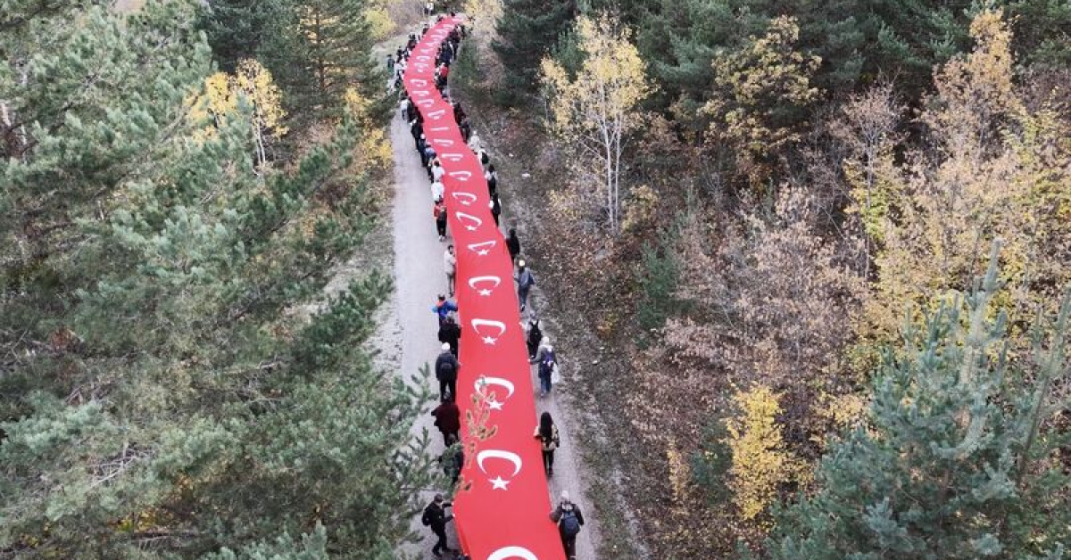 Gümüşhane'de 100 metrelik bayrakla Cumhuriyet yürüyüşü