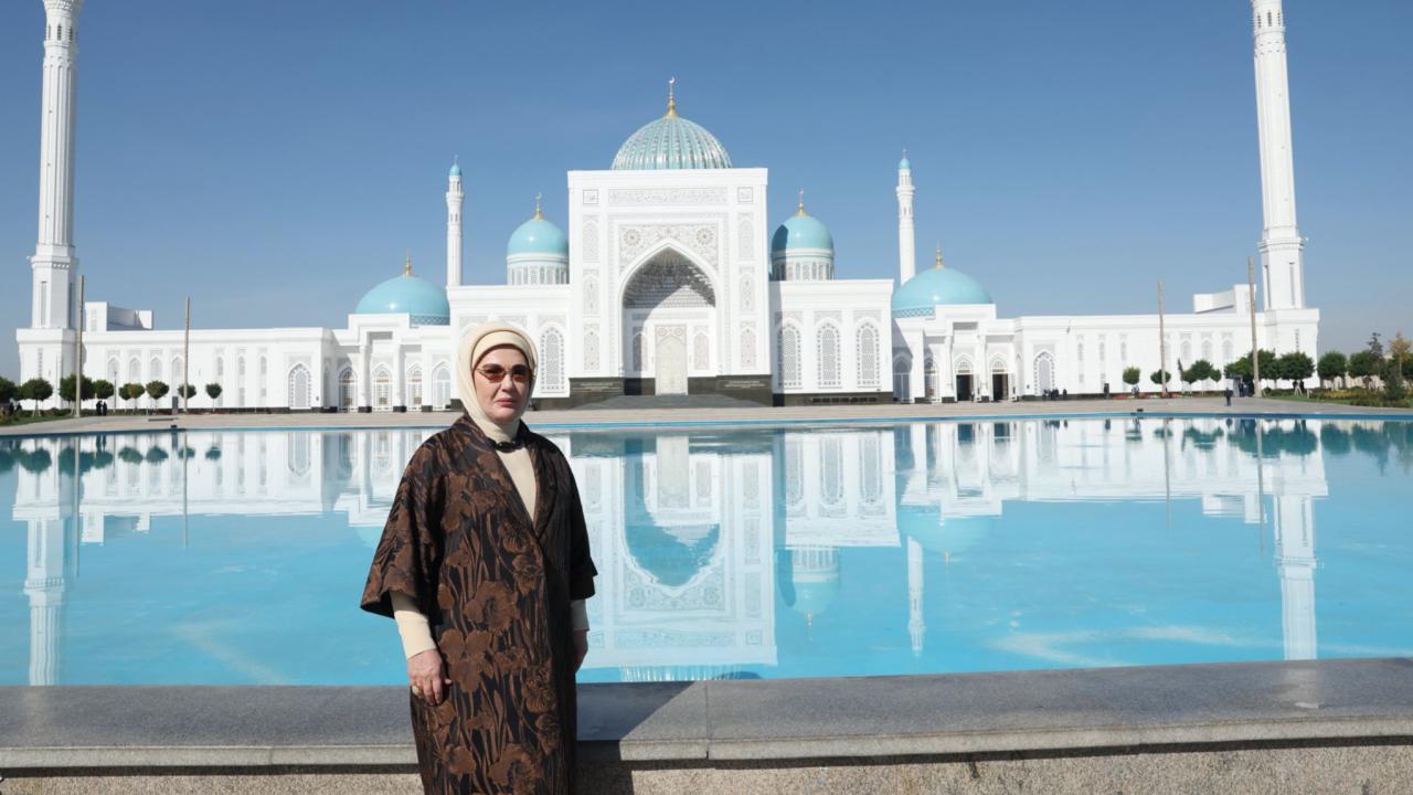 Emine Erdoğan'dan Semerkant'taki İmam Buhari Türbesi'ne Ziyaret