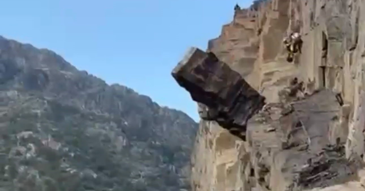 Şırnak'ta riskli kayalar kontrollü şekilde düşürülüyor