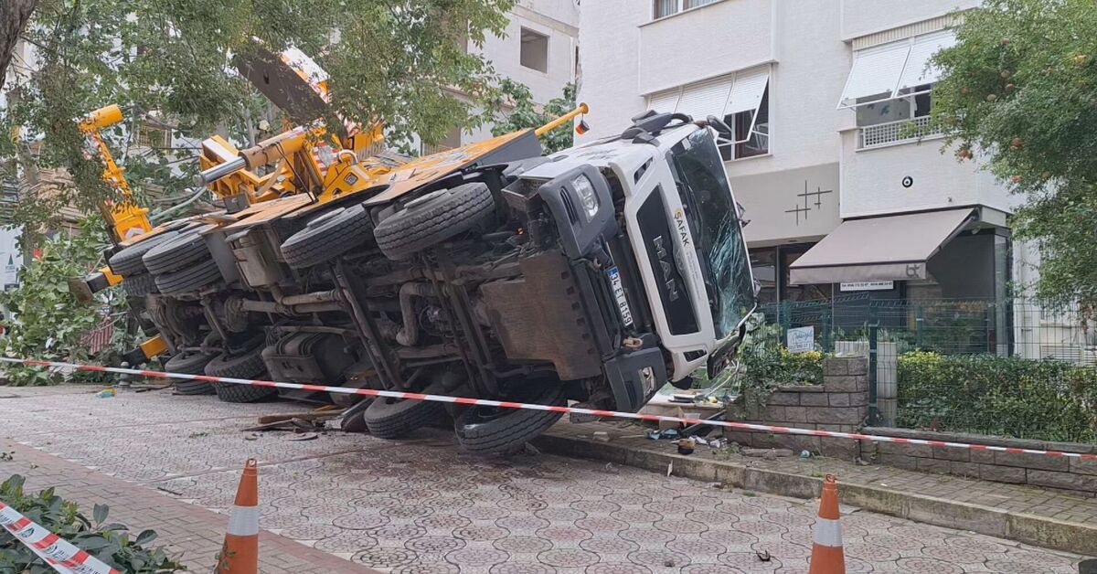 Kadıköy'de vinç devrildi: 11 katlı binaya çarptı