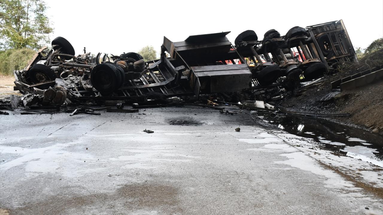 Düzce'de viyadükten düşen tır yangını söndürüldü