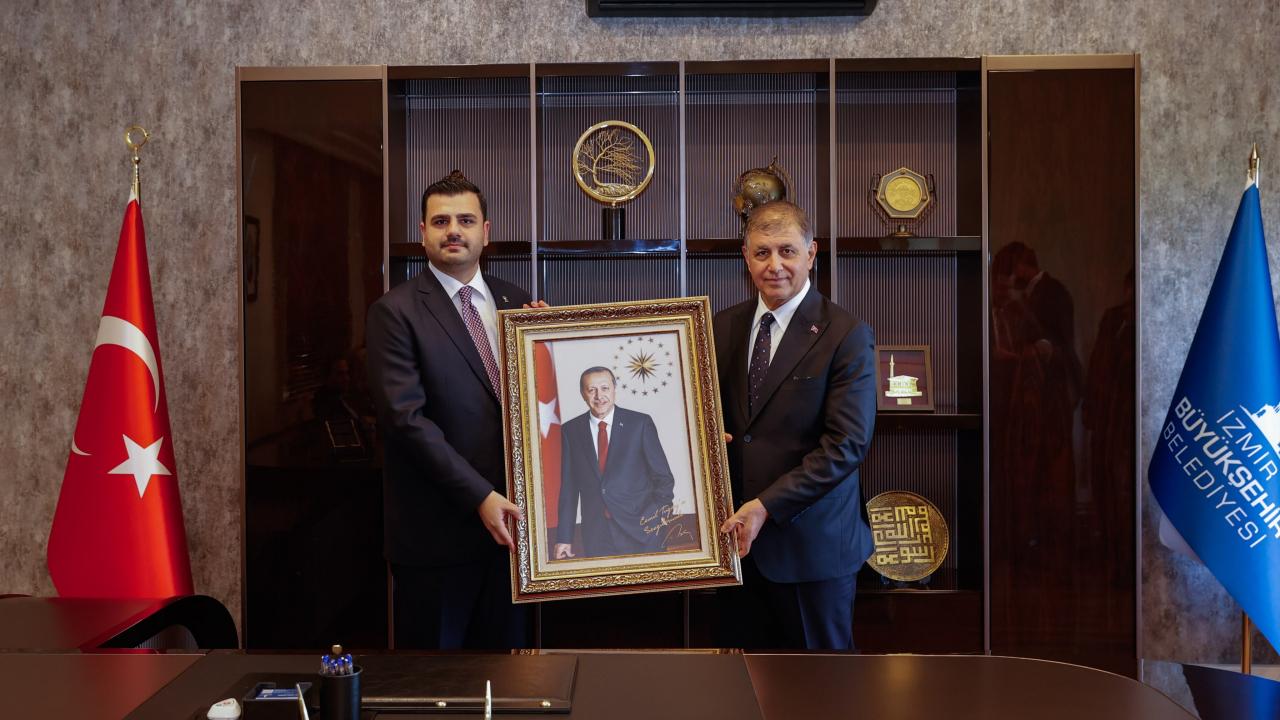 AK Parti'den İzmir Büyükşehir Belediye Başkanı Cemil Tugay'a ziyaret