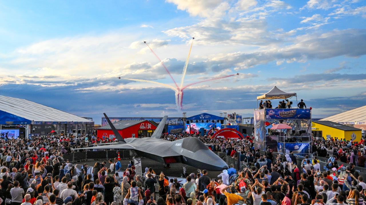 Türk Yıldızları'ndan TEKNOFEST Güneydoğu'da uçuş gösterisi