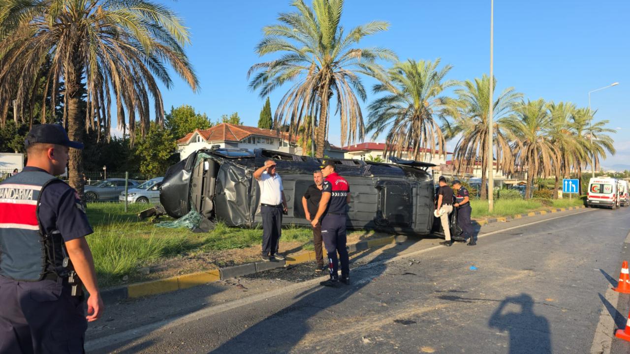 Antalya Manavgat'ta tur minibüsü kazası: 16 yaralı