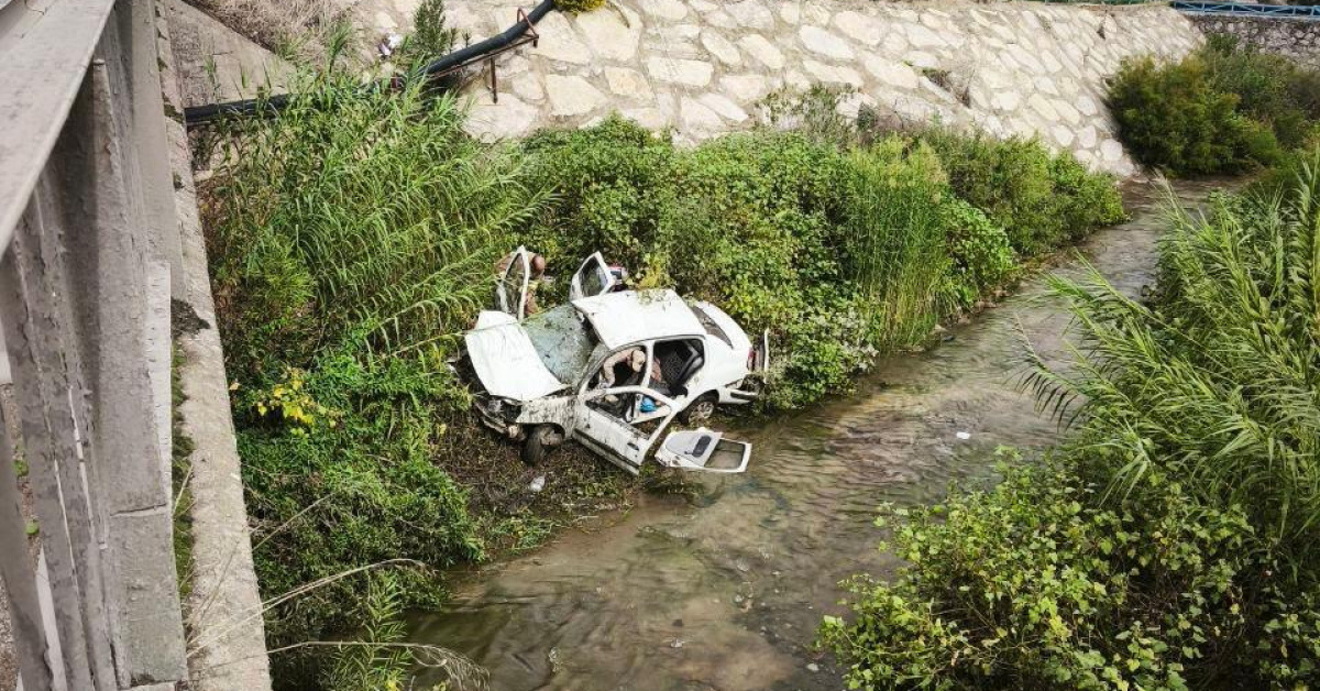 Hatay Antakya'da köprüden dereye düşen otomobilde 3 kişi yaralandı