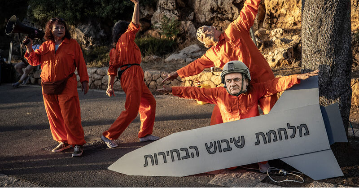 İsrail Meclisi önünde Netanyahu hükümetine karşı seçim protestosu