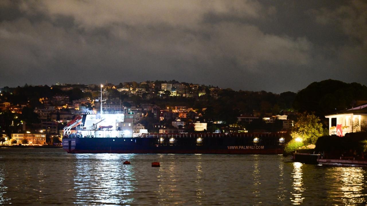 İstanbul Boğazı'nda arıza yapan gemi trafiği durdurdu