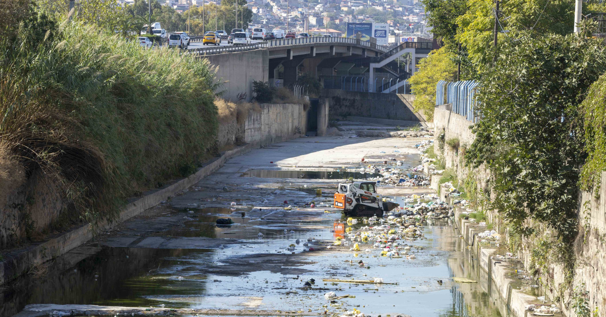 İzmir'de kış yağmurları öncesi dere temizliği başladı