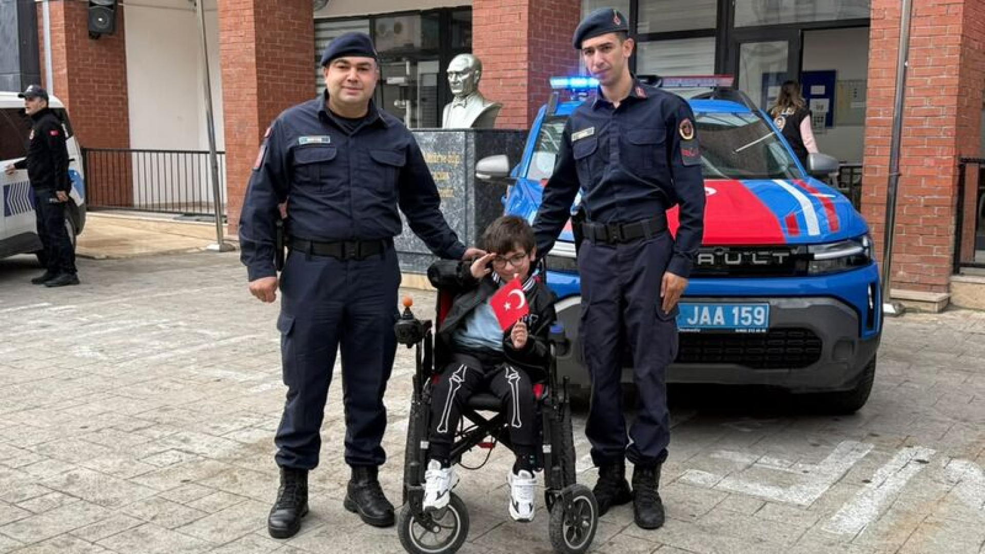 DMD hastası Muhammet Emin'in polis ve jandarma hayali gerçek oldu