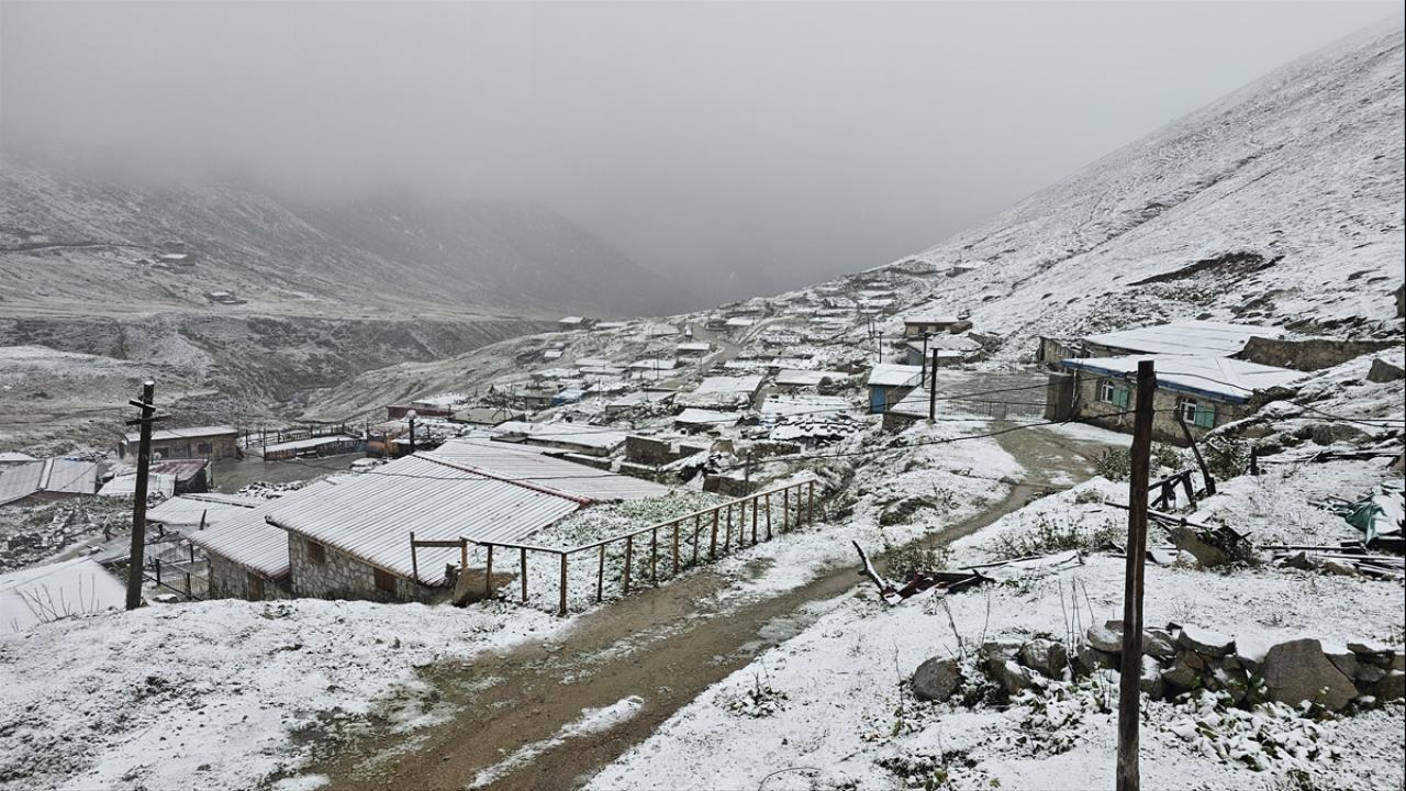 Rize'nin Çamlıhemşin ilçesi yüksek kesimleri karla kaplandı