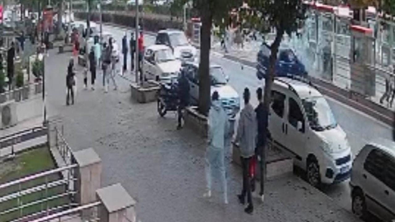 Kayseri'de otomobil tramvay durağına çarptı: Sürücü yaralı