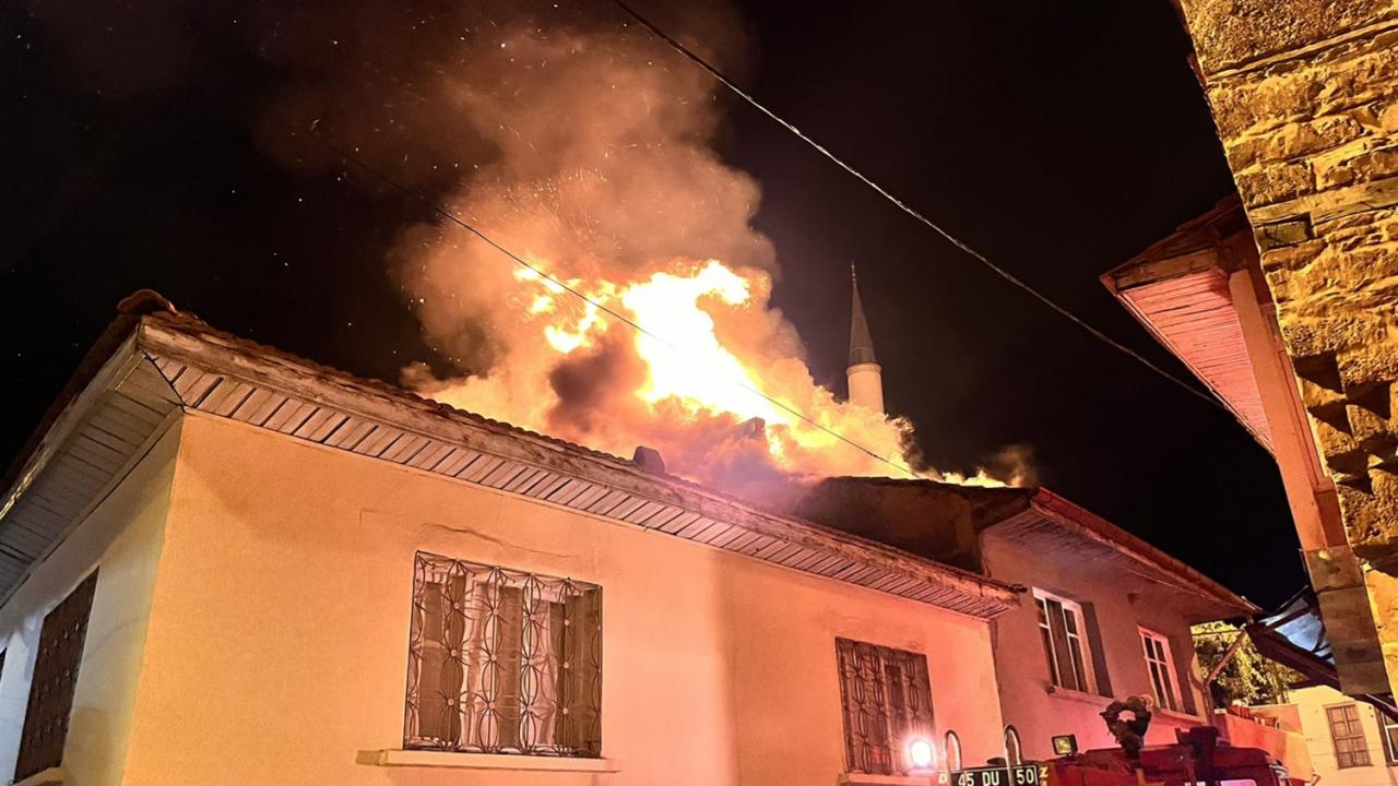 Manisa Kula'da ev yangını: Fenalaşan ev sahibi hayatını kaybetti