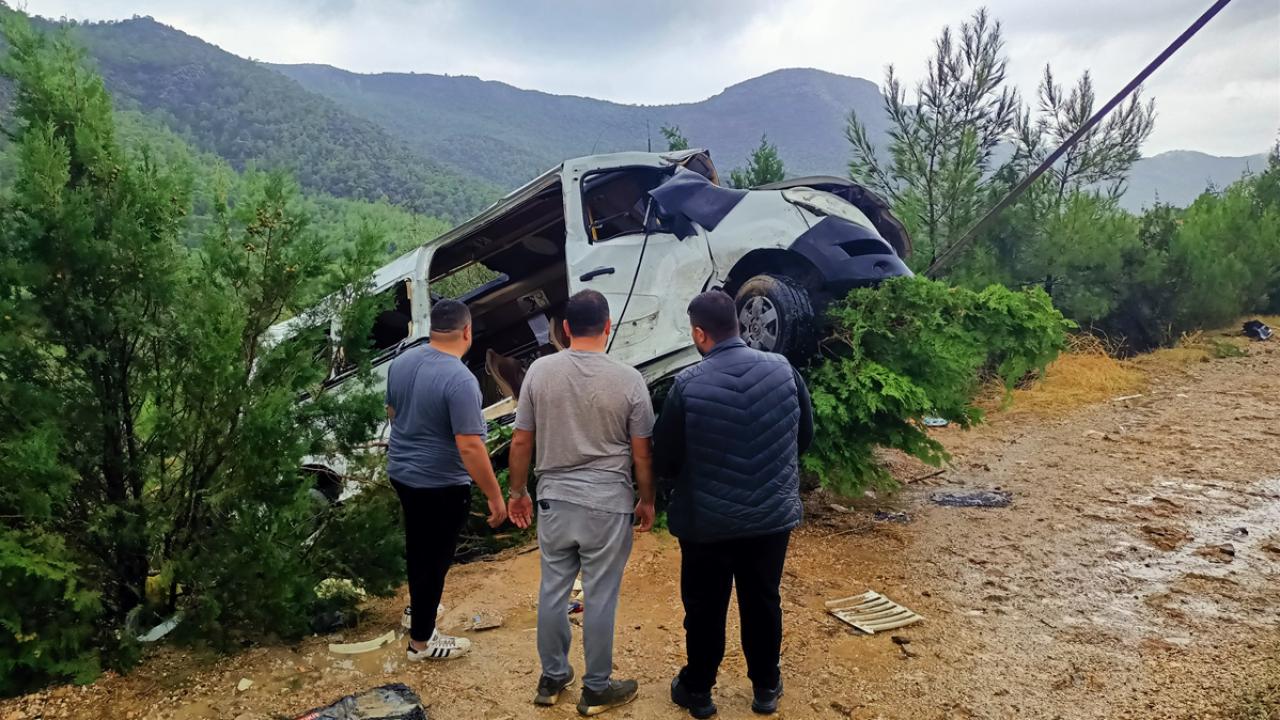 Mersin'de minibüs uçuruma devrildi: 17 kişi yaralandı