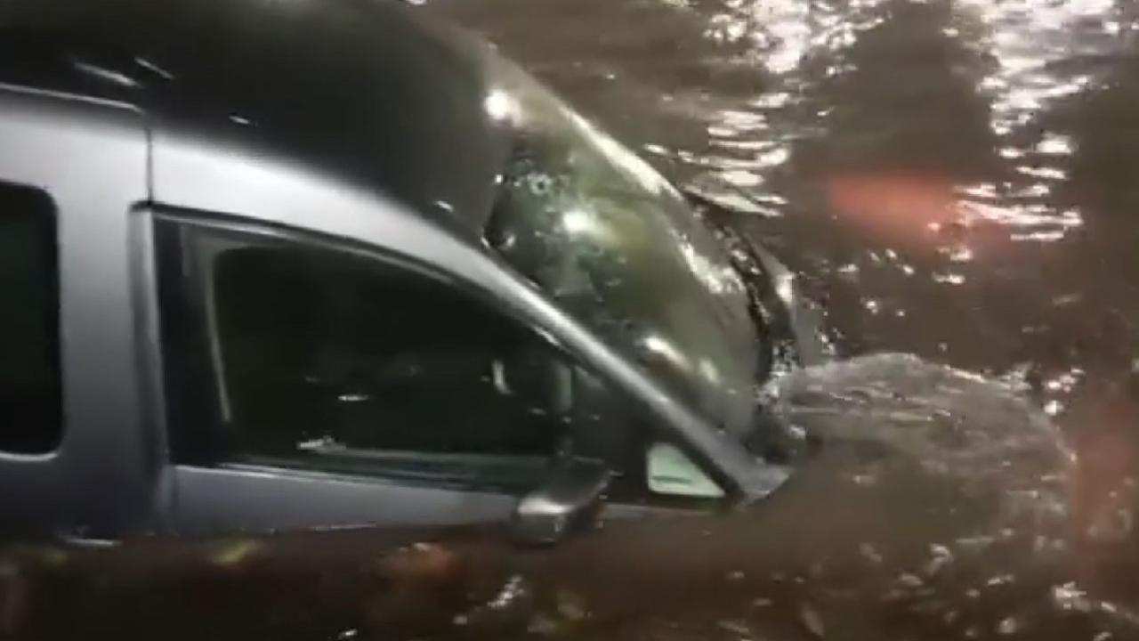 İstanbul Tuzla ve Pendik'te sağanak sonrası yollar göle döndü