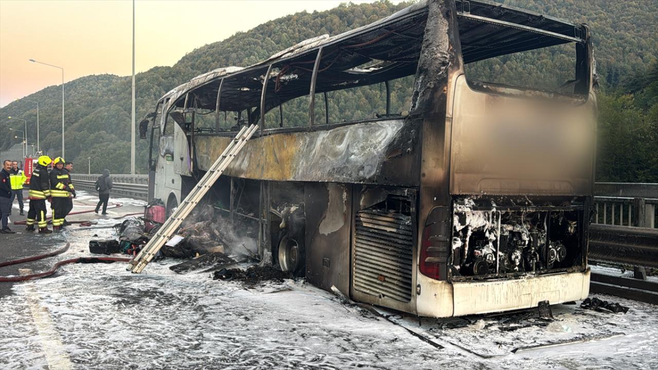 Anadolu Otoyolu'nda seyir halindeki yolcu otobüsü yandı