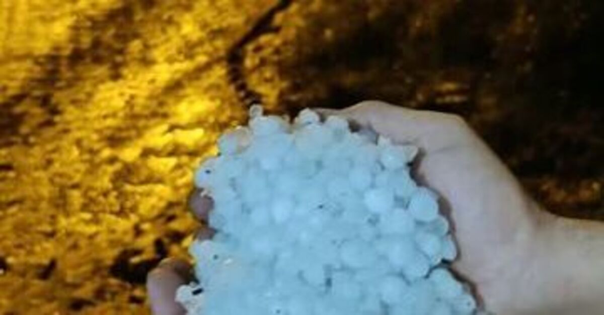 Hatay'da ceviz büyüklüğünde dolu yağışı araçlara hasar verdi