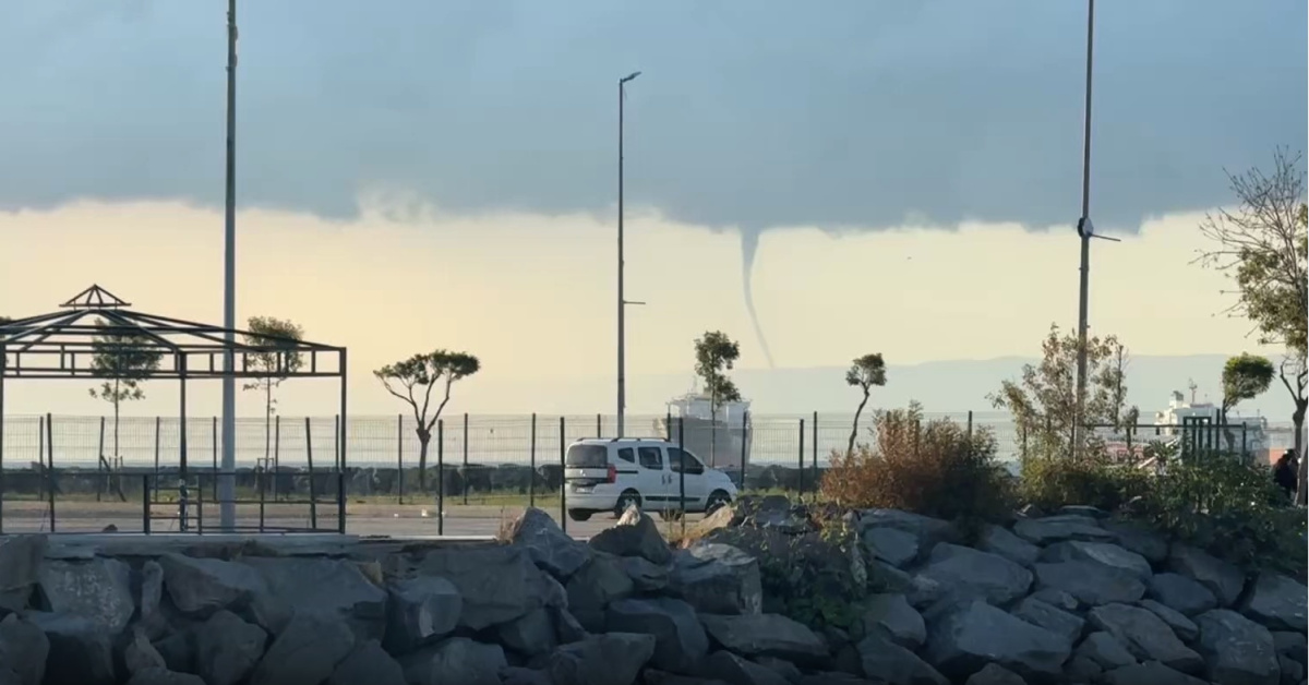 Yalova açıklarında oluşan hortum İstanbul'dan görüldü