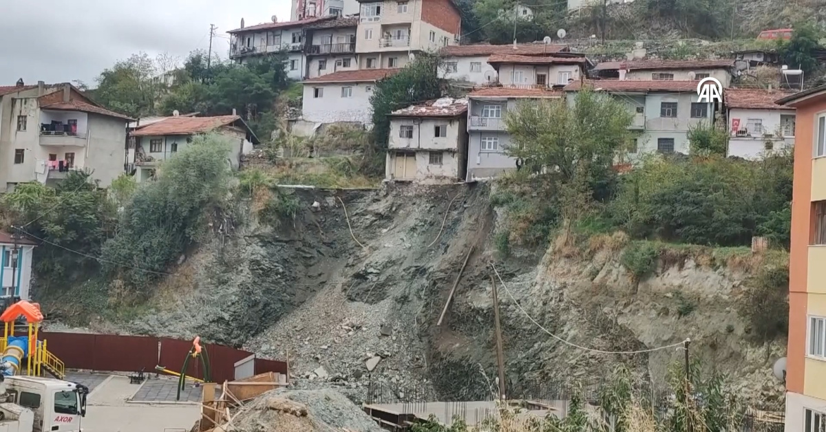 Tokat Kaleardı Mahallesi'nde inşaat kazısı yol çöktürdü