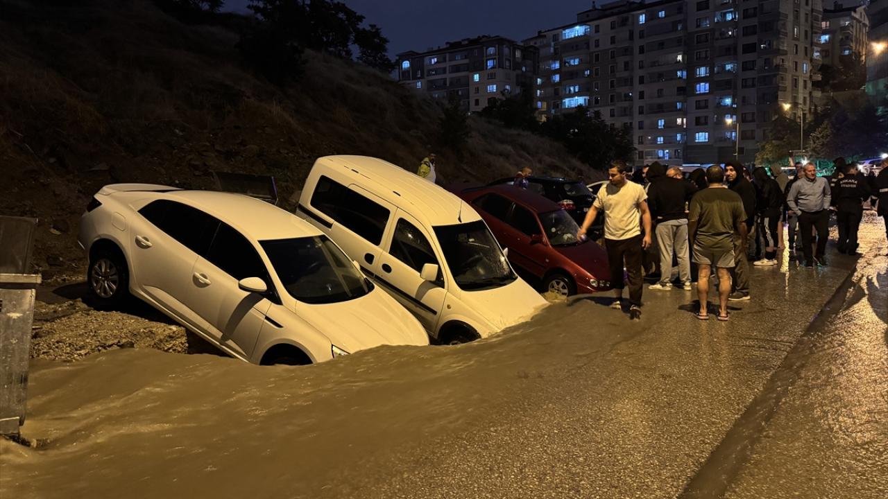 Ankara Keçiören'de Sağanak Sonrası Yol Çöktü