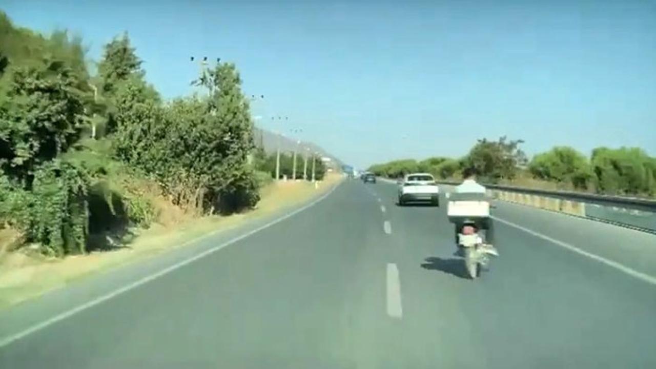 Denizli'de otomobilin önüne çıkan motosikletin kazaya yol açtığı anlar kamerada