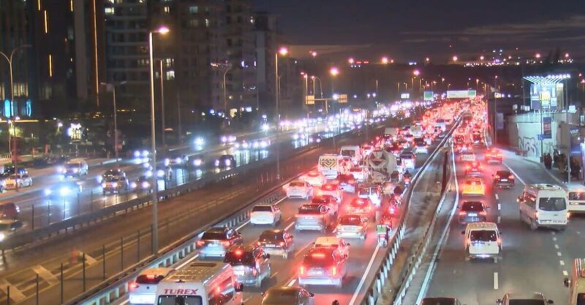 İstanbul'da trafik yoğunluğu yüzde 80'e yükseldi
