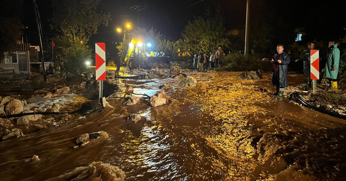 Antalya Demre'de şiddetli sağanak sele neden oldu