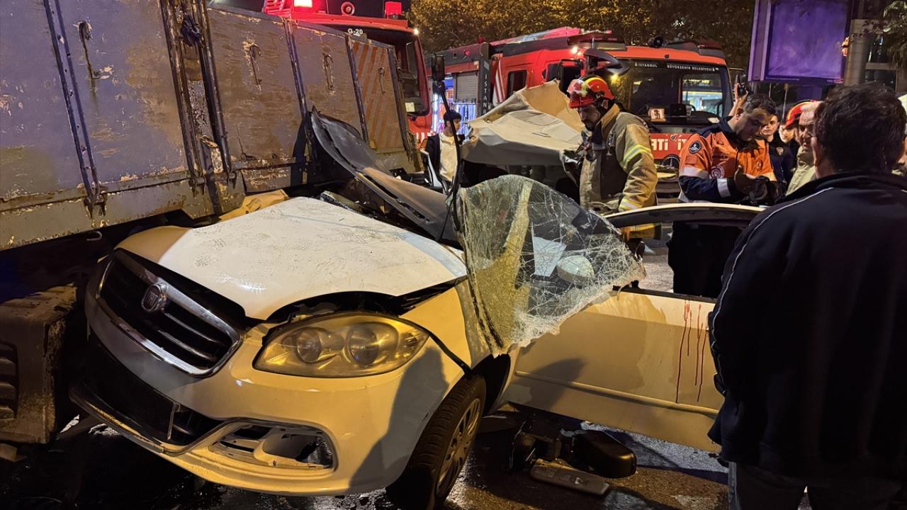 İstanbul Beyoğlu'nda Otomobil Kamyonetin Altına Girdi: 3 Yaralı