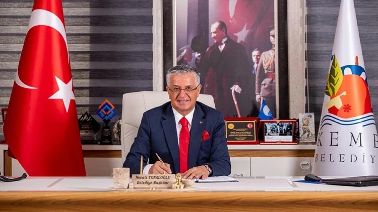 Kemer Belediye Başkanı Necati Topaloğlu ve 8 meclis üyesi CHP'den istifa etti
