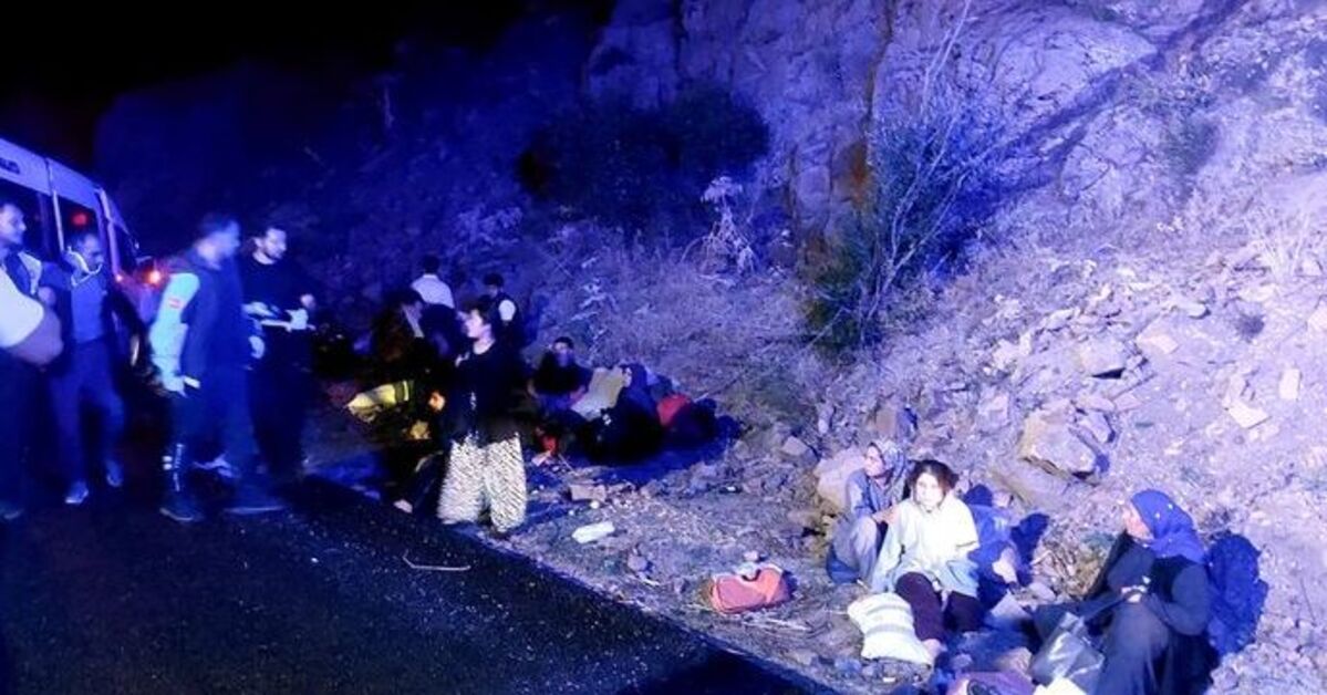 Giresun'da Minibüs ile Kamyonet Çarpıştı: 23 Yaralı