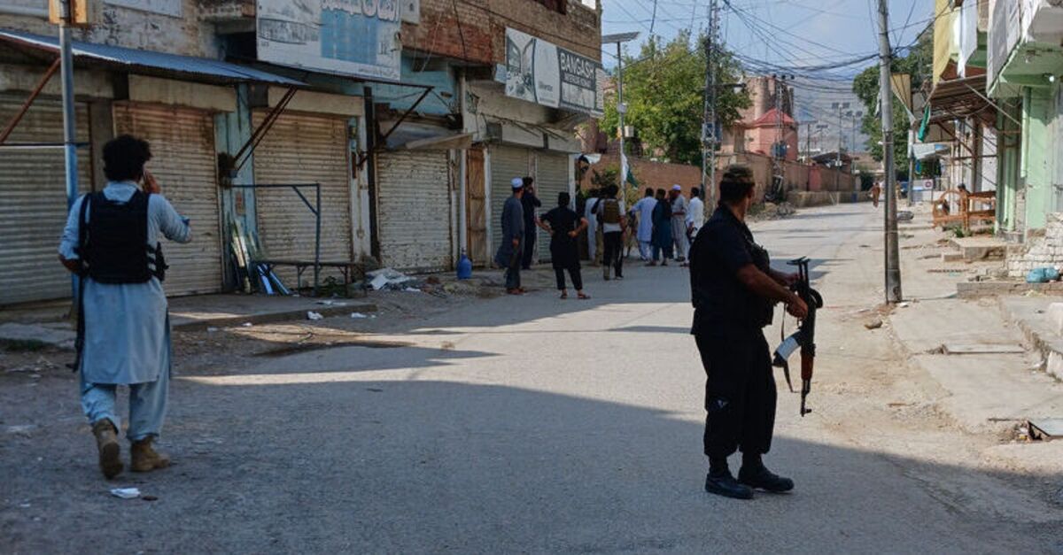 Pakistan'da cami yakınındaki patlamada 15 kişi hayatını kaybetti