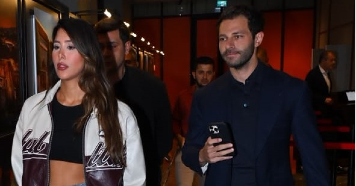 Hakan Sabancı sergiye İspanyol model Tatiana Panakal ile katıldı