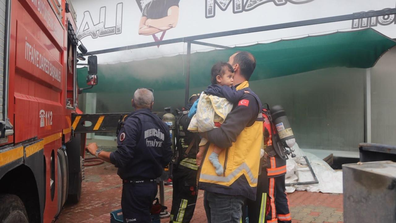 Mersin'de halı ve mobilya mağazası yangını: 80 kişi tahliye edildi