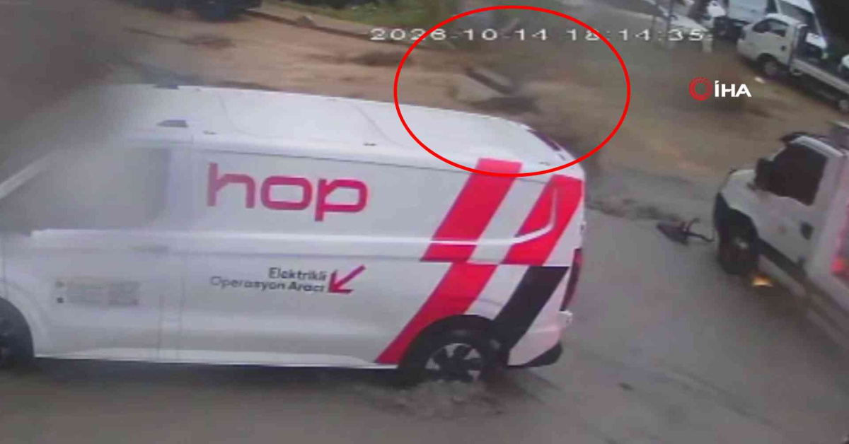 İstanbul Ayazağa'da sel sularına kapılan motokurye kurtuldu