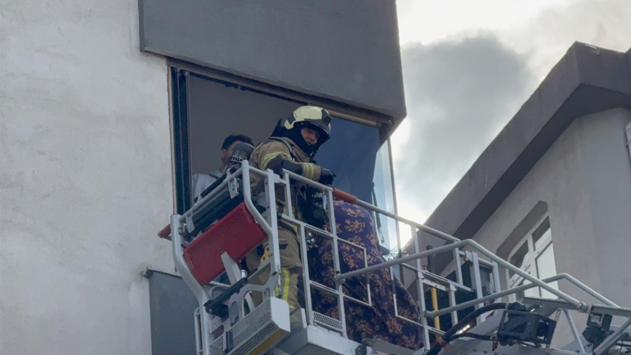Kadıköy'de 8 katlı binada yangın çıktı: 5 yaralı