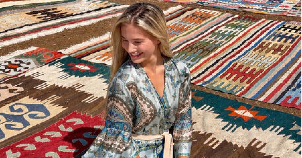 Antalya'da halı tarlaları Miss Aura birincisine stüdyo oldu