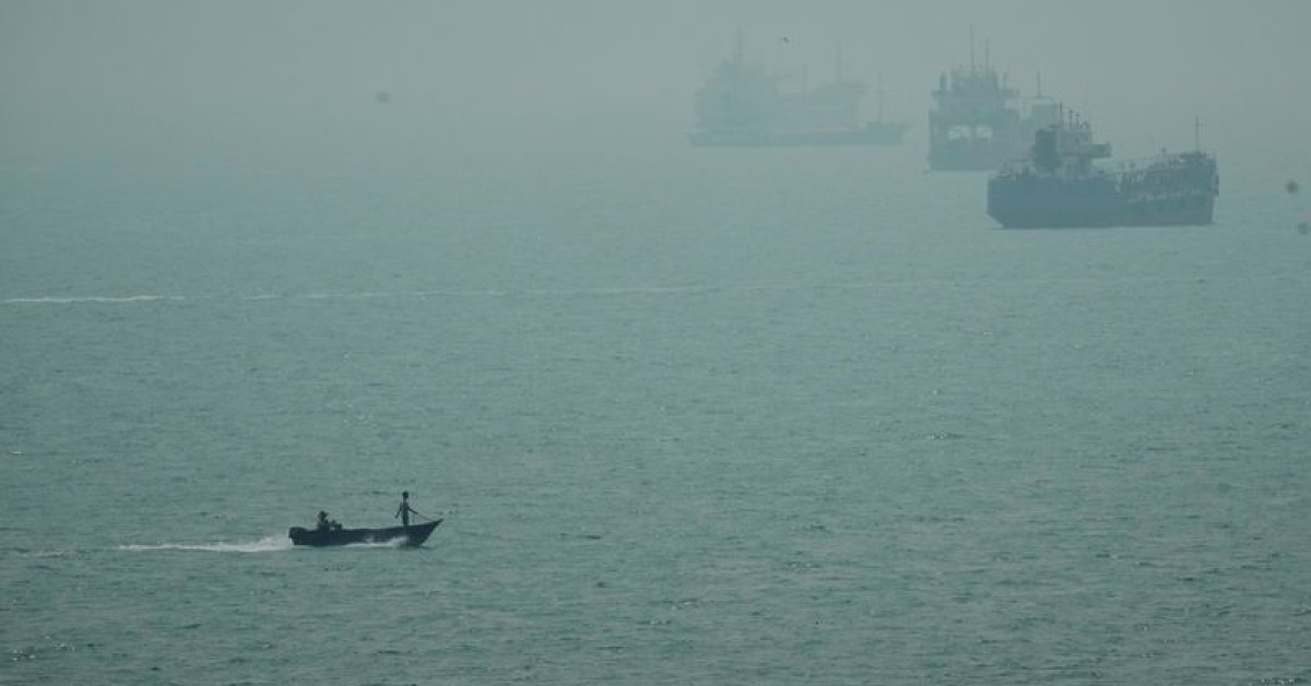 Hürmüz Boğazı'nda süper tanker mayına çarparak patladı