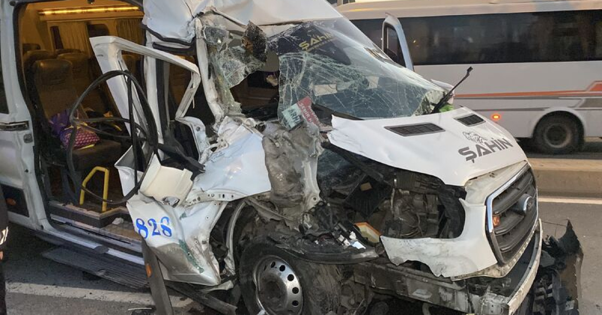 İstanbul Arnavutköy'de servis minibüsü kamyona çarptı: 9 yaralı