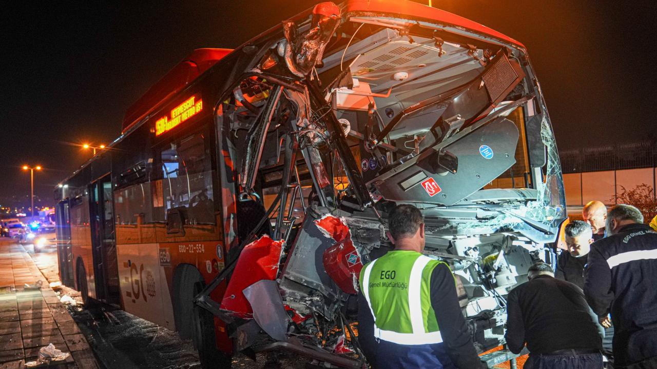 Ankara'da EGO otobüsü üst geçit asansörüne çarptı: 24 yaralı