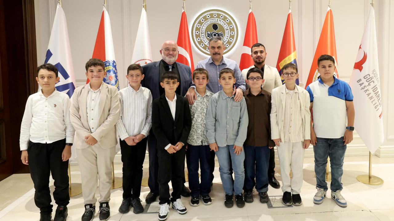 Bakan Çiftçi kendisine çağrı yapan gençleri ağırladı