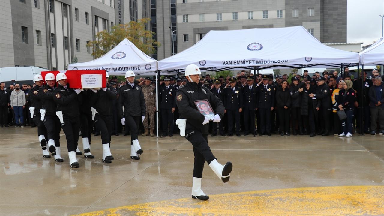 Şehit polis Tayfun Akalan Van'da düzenlenen törenle Ankara'ya uğurlandı