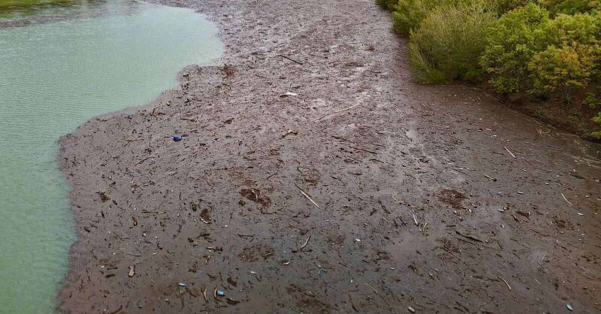 Tunceli'de sağanak sonrası Uzunçayır Baraj Gölü kıyısında atık birikti
