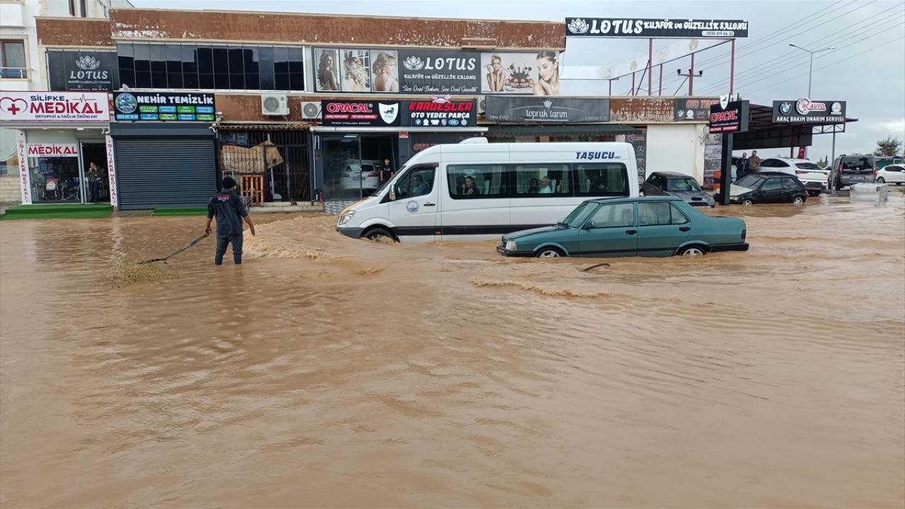 Mersin Silifke'de sağanak su baskınlarına neden oldu