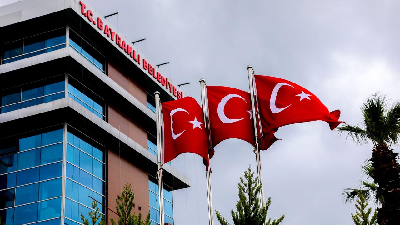 Bayraklı Belediyesi yolsuzluk operasyonunda eski başkan tutuklandı